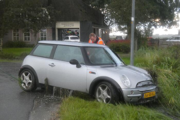 Auto belandt in sloot