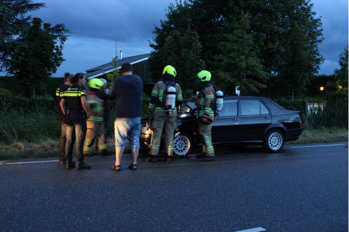 Omstanders blussen beginnende brand in auto