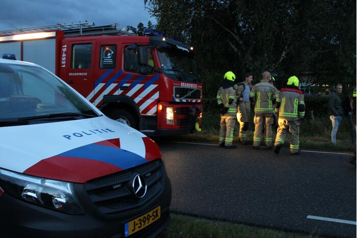 Omstanders blussen beginnende brand in auto