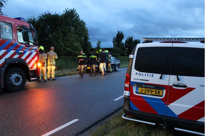 Omstanders blussen beginnende brand in auto