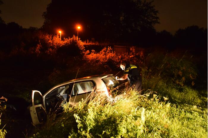 Auto belandt te water