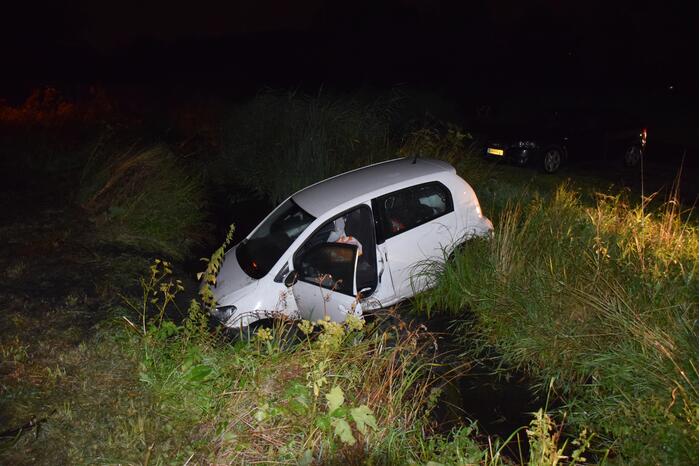 Auto belandt te water