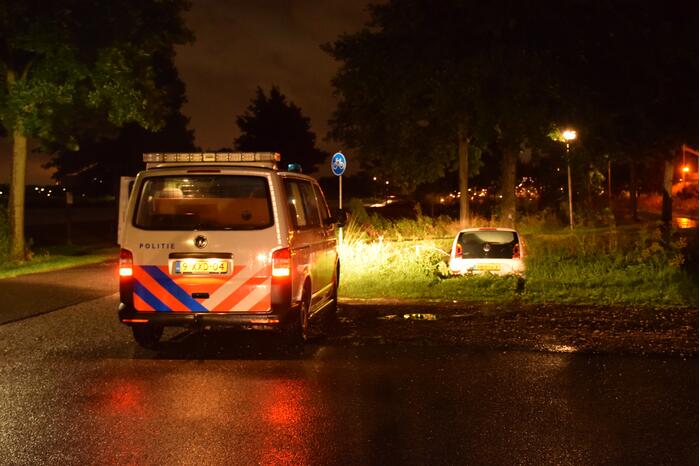 Auto belandt te water