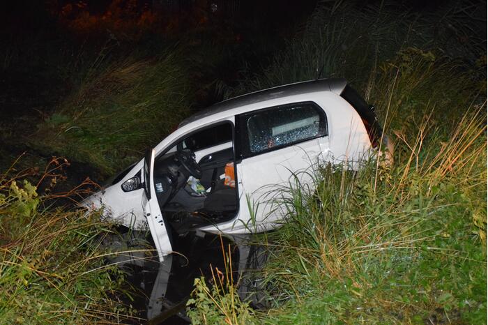 Auto belandt te water