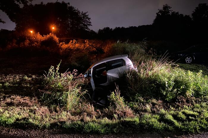 Auto belandt te water