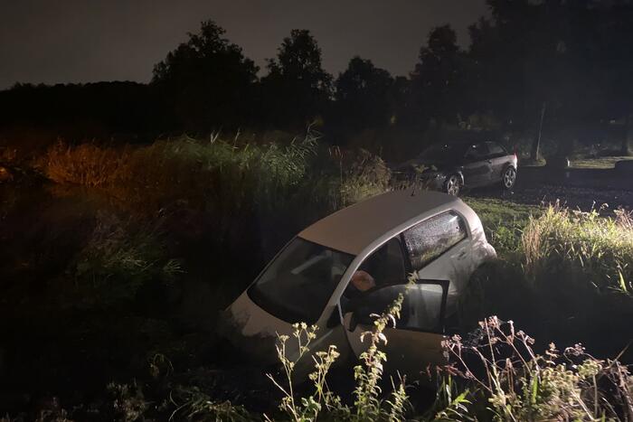 Auto belandt te water