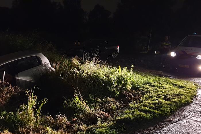 Auto belandt te water