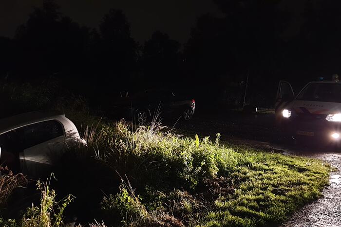 Auto belandt te water