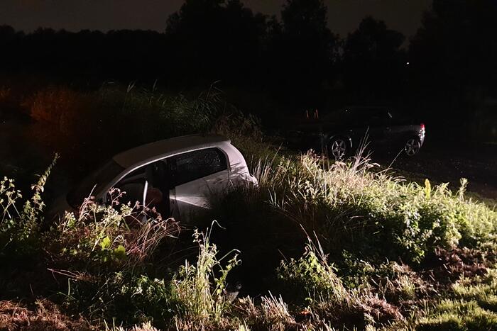 Auto belandt te water