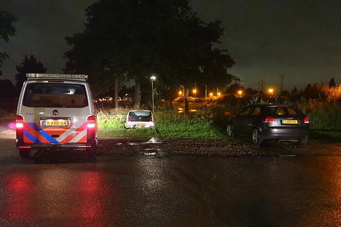 Auto belandt te water