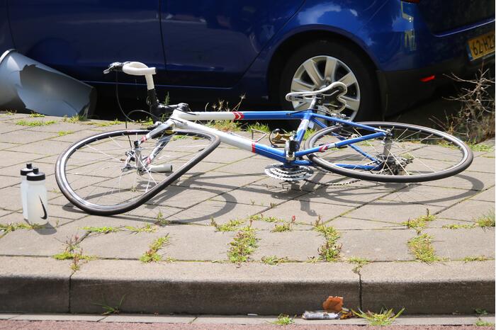Wielrenner gewond door botsing met personenauto