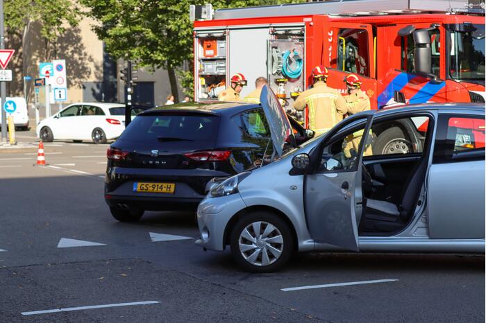 Flinke schade bij aanrijding tussen twee auto's