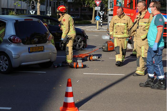 Flinke schade bij aanrijding tussen twee auto's