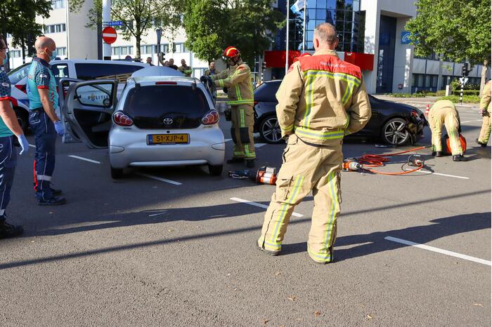 Flinke schade bij aanrijding tussen twee auto's