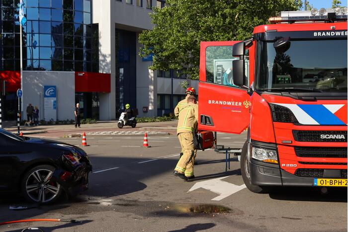 Flinke schade bij aanrijding tussen twee auto's