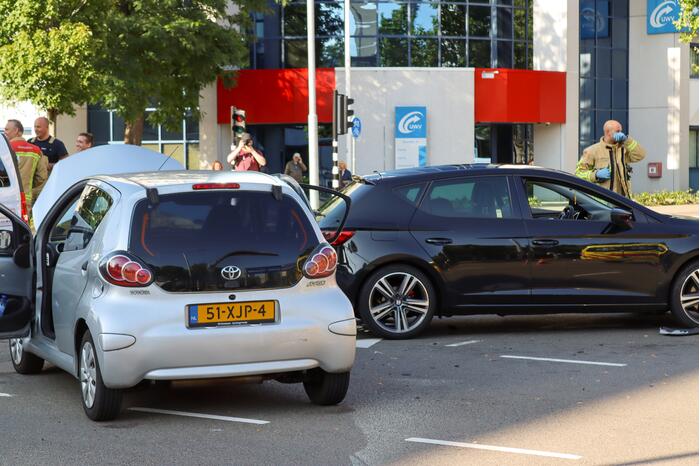 Flinke schade bij aanrijding tussen twee auto's