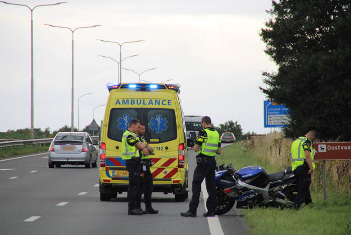 Motorrijder gaat onderuit