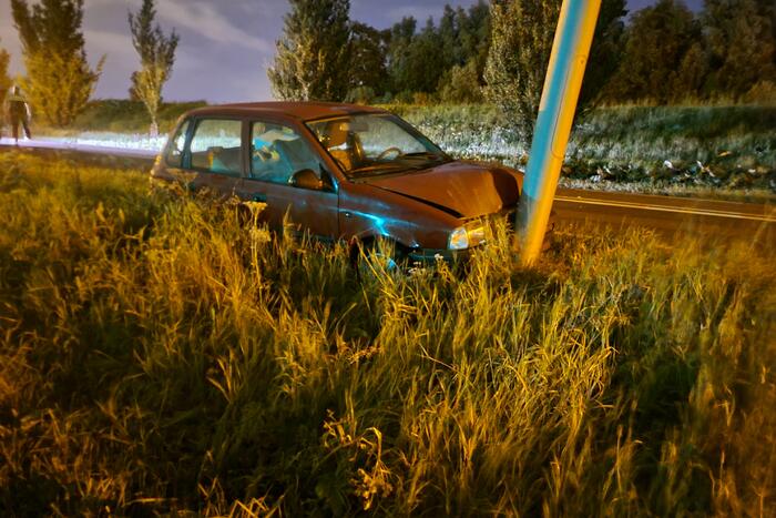 Auto eindigt tegen lantaarnpaal