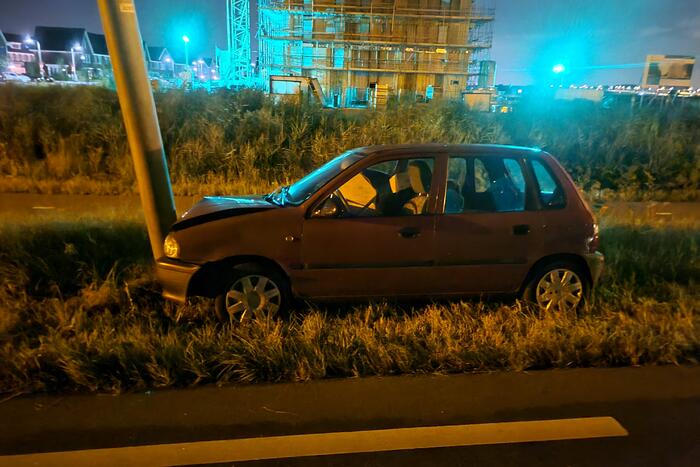 Auto eindigt tegen lantaarnpaal