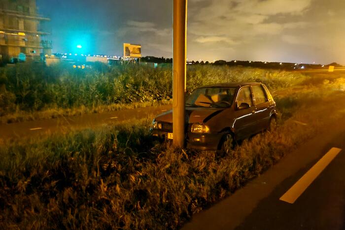 Auto eindigt tegen lantaarnpaal