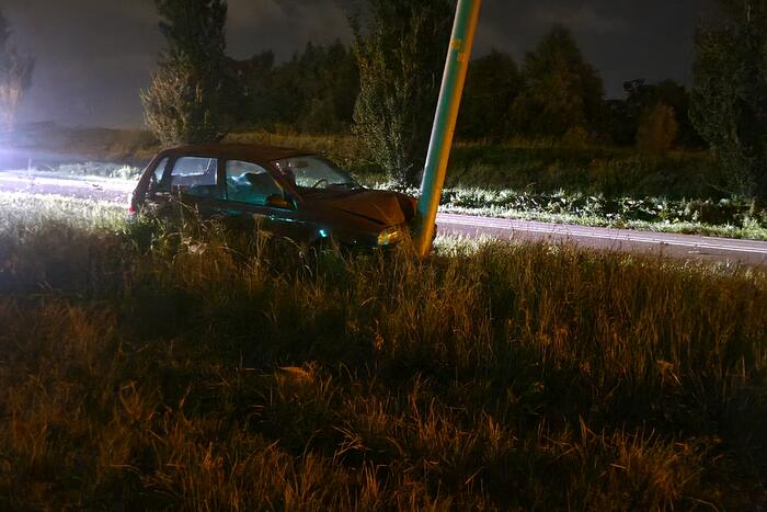 Auto eindigt tegen lantaarnpaal