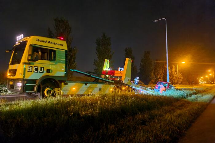 Auto eindigt tegen lantaarnpaal