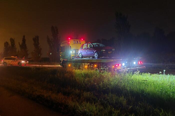 Auto eindigt tegen lantaarnpaal
