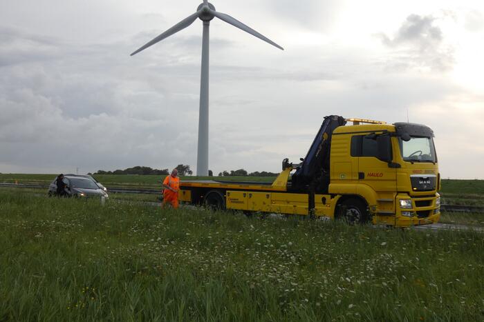Auto verliest voorwiel tijdens het rijden