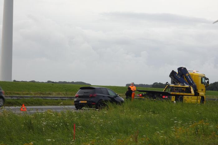 Auto verliest voorwiel tijdens het rijden