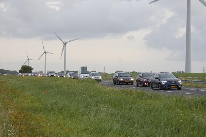 Auto verliest voorwiel tijdens het rijden