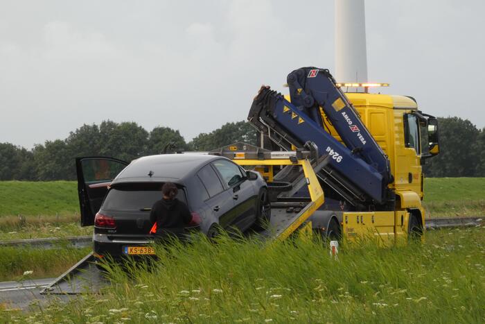 Auto verliest voorwiel tijdens het rijden