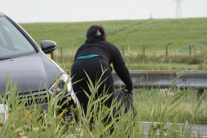 Auto verliest voorwiel tijdens het rijden