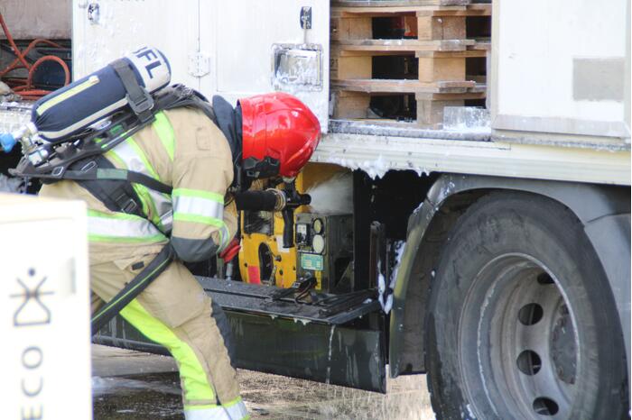 Brand onder vrachtwagen snel geblust
