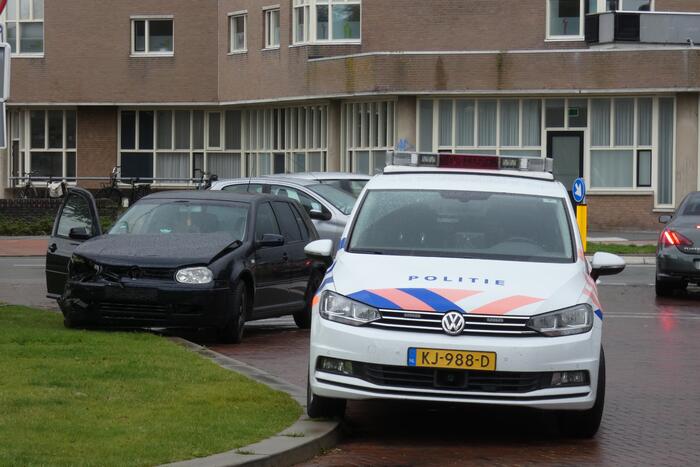 Twee voertuigen botsen op elkaar