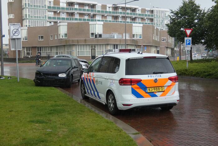 Twee voertuigen botsen op elkaar