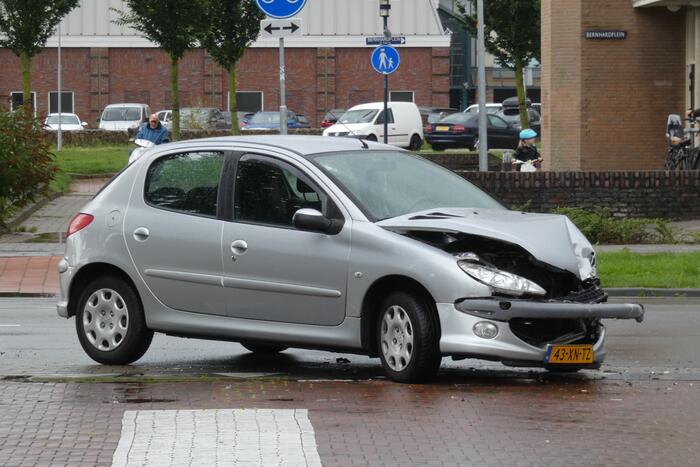 Twee voertuigen botsen op elkaar