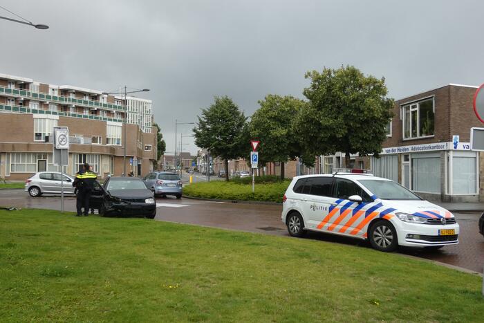 Twee voertuigen botsen op elkaar