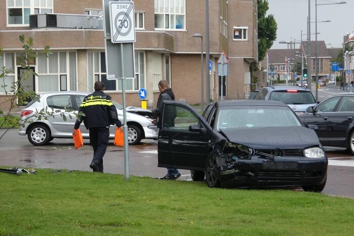 Twee voertuigen botsen op elkaar