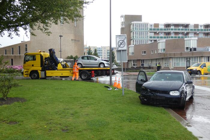 Twee voertuigen botsen op elkaar