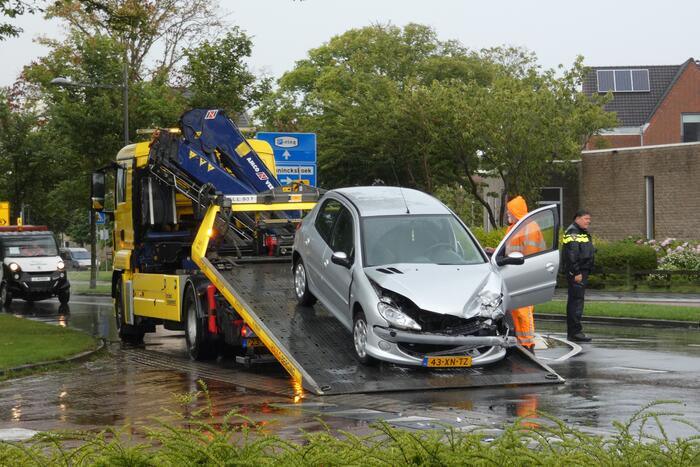 Twee voertuigen botsen op elkaar
