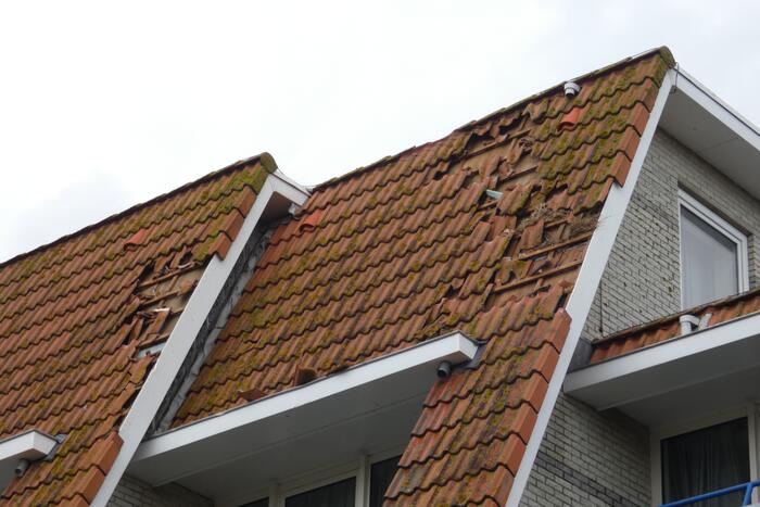 Windvlaag zorgt voor schade aan dak