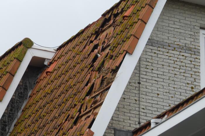Windvlaag zorgt voor schade aan dak