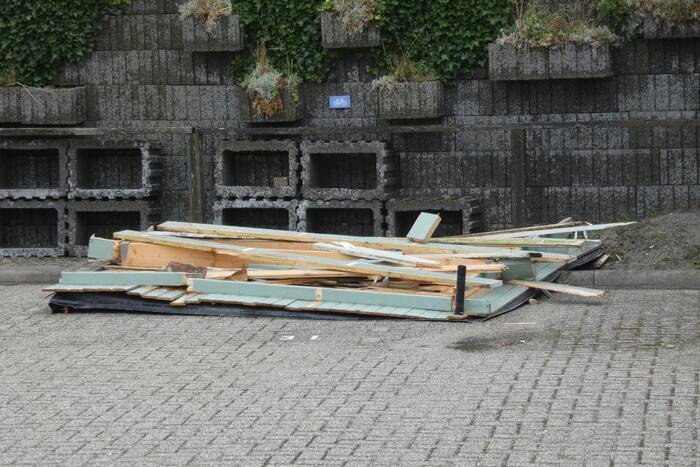 Windvlaag zorgt voor schade aan dak