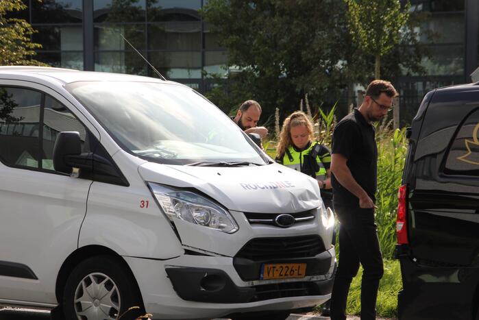 Kettingbotsing tussen vier bestelbussen