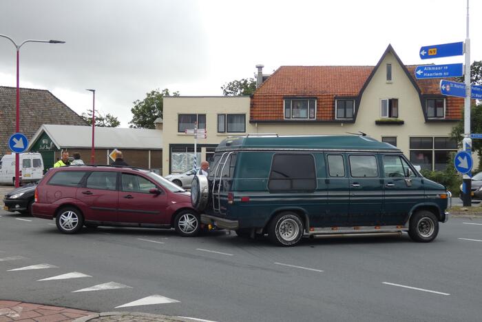 Verkeershinder door ongeval tussen personenauto en bus