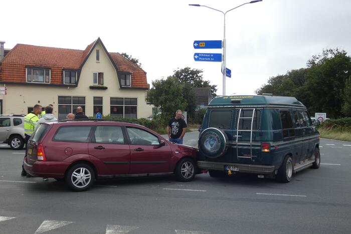 Verkeershinder door ongeval tussen personenauto en bus