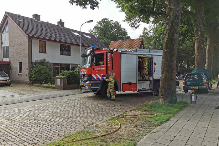 Auto belandt op zijn kant tegen hekwerk