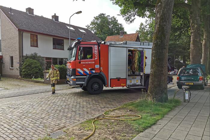 Auto belandt op zijn kant tegen hekwerk