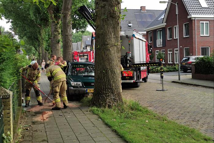 Auto belandt op zijn kant tegen hekwerk