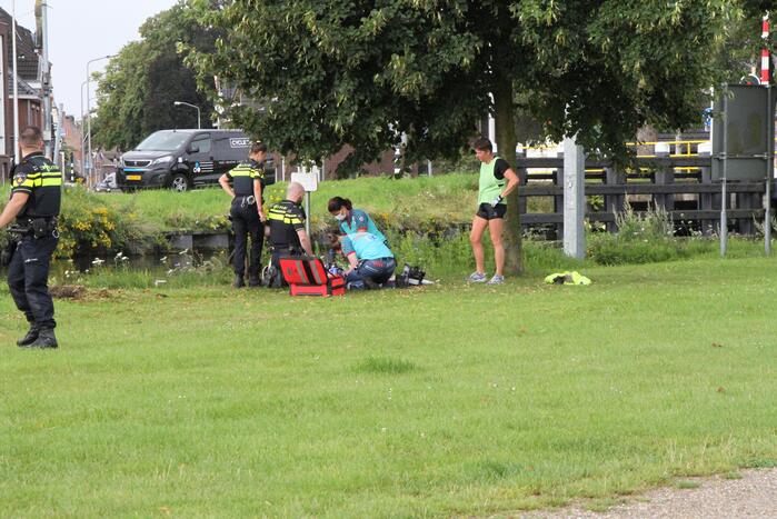 Man door omstanders uit water Biesterbrug gered